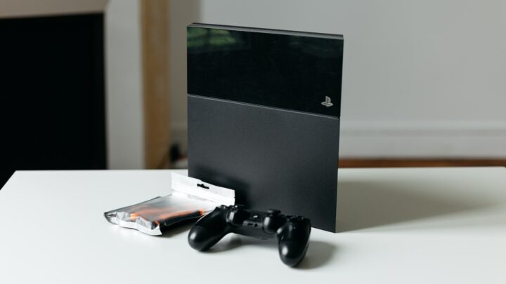 Ile kosztowała PlayStation 4 (PS4) w dniu premiery? Cena historii gamingu