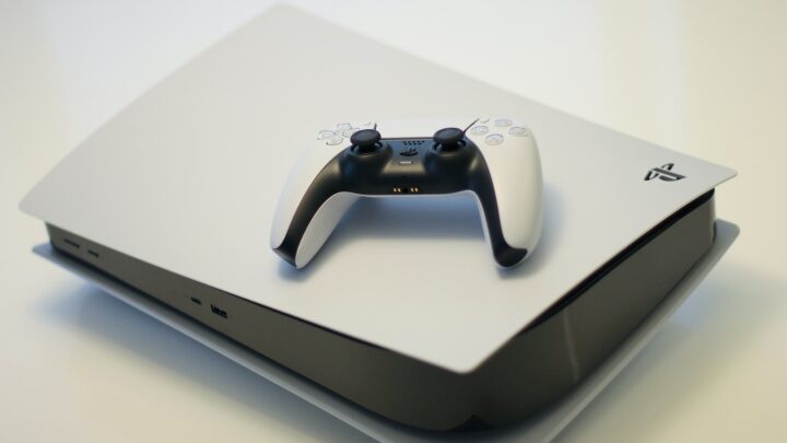 Ile czasu wytrzymuje pad PlayStation 5 (PS5)? Czy można wydłużyć żywotność?