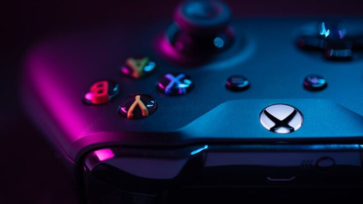 Jak działa wsteczna kompatybilność na Xbox Series X/S? Gry z poprzednich generacji na nowych konsolach