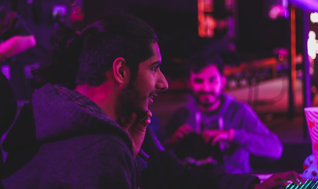 Jak znaleźć gamingową społeczność na PS5 i Xbox Series X/S? Przewodnik po grupach, klanach i sposobach na wspólne granie online