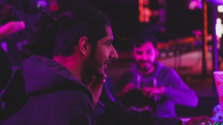 Jak znaleźć gamingową społeczność na PS5 i Xbox Series X/S? Przewodnik po grupach, klanach i sposobach na wspólne granie online