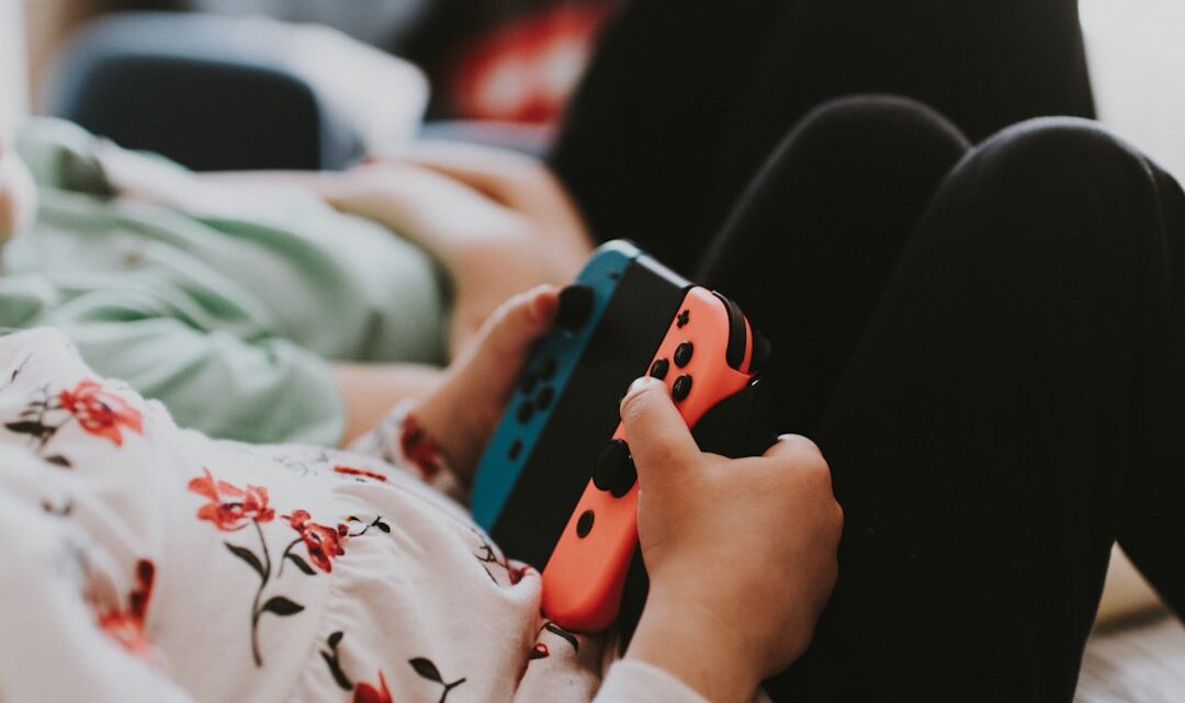 Który model Nintendo Switch wybrać dla rodziny z dziećmi? Porównanie Lite, standardowego i OLED pod kątem trwałości, mobilności i funkcji.