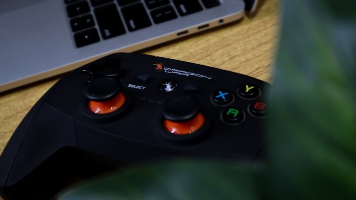 Najlepsze ergonomiczne akcesoria do Steam Decka: Uchwyty, etui i podstawki poprawiające komfort gry podczas długich sesji.