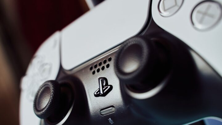 PlayStation 5: Jak skorzystać z funkcji głosowych i asystenta, aby usprawnić obsługę konsoli i gier?