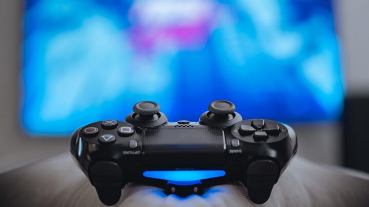 Poprawa połączenia internetowego na konsoli: Jak zredukować lag i poprawić jakość gry online na PS5, Xbox i Switch?