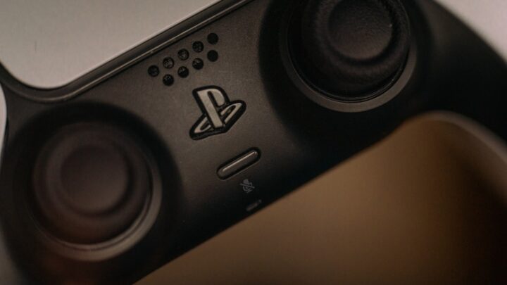 Jak efektywnie zarządzać trofeami i osiągnięciami na PS5 i Xbox Series X/S? Poradnik synchronizacji, ukrywania i śledzenia postępów.