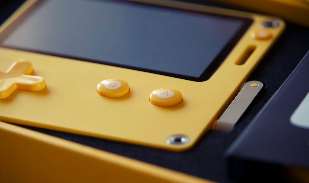 Jak odnowić pożółkłe obudowy starych konsol retro (np. NES, SNES, Dreamcast)? Poradnik Retr0bright i innych metod.