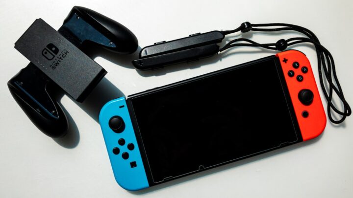 Jak podłączyć kontrolery innych konsol (PS5, Xbox) do Nintendo Switch? Poradnik użycia adapterów Bluetooth.