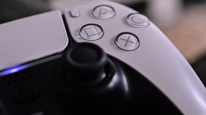 Jak samodzielnie wymienić pastę termoprzewodzącą w PS5 lub Xbox Series X/S i poprawić chłodzenie konsoli?