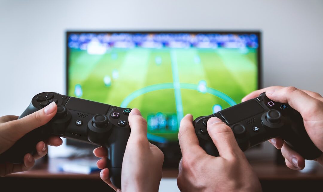 Jak wybrać i dostosować kontroler gamingowy dla osób z małymi/dużymi dłońmi lub specyficznymi potrzebami? Poradnik ergonomii dla graczy.