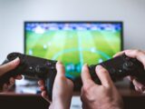Jak wybrać i dostosować kontroler gamingowy dla osób z małymi/dużymi dłońmi lub specyficznymi potrzebami? Poradnik ergonomii dla graczy.