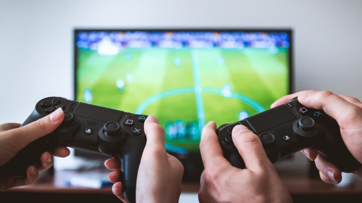 Jak wybrać i dostosować kontroler gamingowy dla osób z małymi/dużymi dłońmi lub specyficznymi potrzebami? Poradnik ergonomii dla graczy.