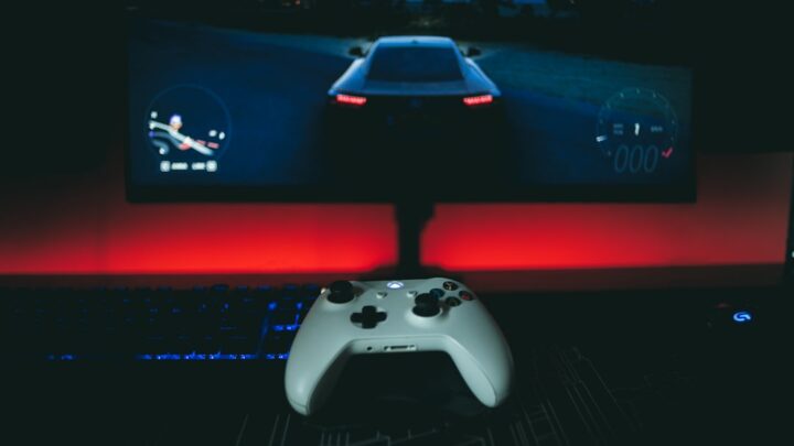 Monitory ultrawide do PS5 i Xbox Series X/S: Jak uzyskać najlepsze wrażenia i czy warto zrezygnować z telewizora?
