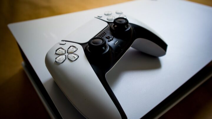 Najlepsze gry wykorzystujące pełnię potencjału PS5 i Xbox Series X/S: Tytuły z obsługą 120Hz, VRR i zaawansowanych efektów graficznych.