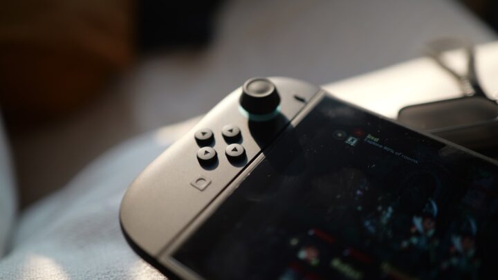 Nintendo Switch: Jak bezpiecznie ładować konsolę i używać stacji dokujących firm trzecich? Poradnik wyboru i unikania uszkodzeń.