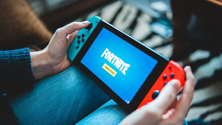 Nintendo Switch: Jak efektywnie zarządzać cyfrową biblioteką gier i licencjami na wielu konsolach w ramach rodziny?
