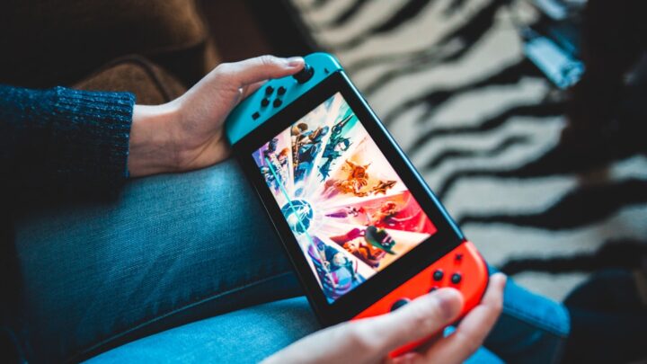 Nintendo Switch: Jak skonfigurować i używać czatu głosowego w grach online – opcje systemowe i przez aplikacje zewnętrzne.