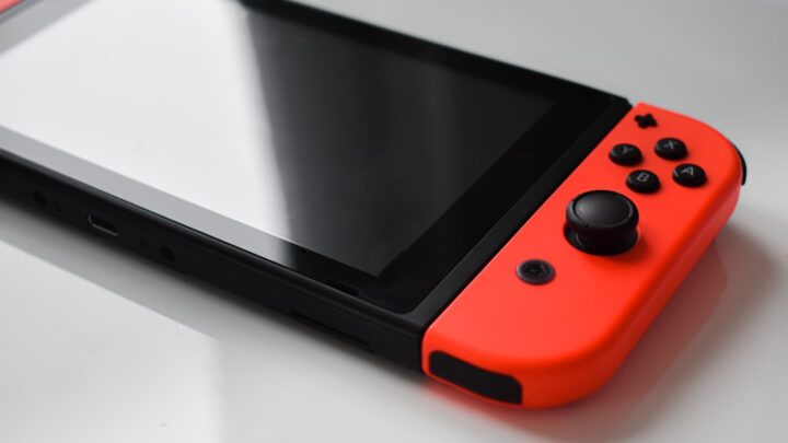 Nintendo Switch: Zaawansowane strategie oszczędzania baterii w zależności od typu gry i trybu rozgrywki (mobilny/stacjonarny)?