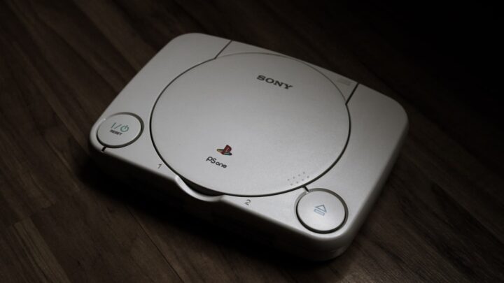PlayStation 1 (PSX): Jak podłączyć i skonfigurować kartę pamięci PocketStation do gier i aplikacji?