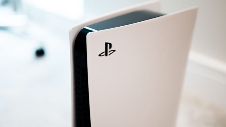 PlayStation 5 i Xbox Series X/S: Przewodnik po darmowych i płatnych ulepszeniach gier z PS4/Xbox One do nowej generacji