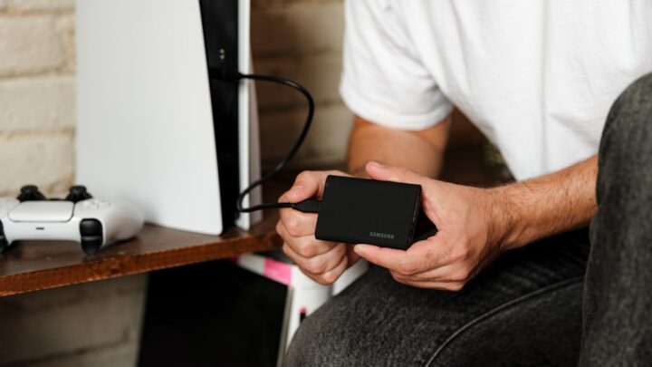 PlayStation 5: Jak efektywnie zarządzać przestrzenią na wewnętrznym dysku SSD dla gier PS5? Poradnik usuwania, przenoszenia i optymalizacji.