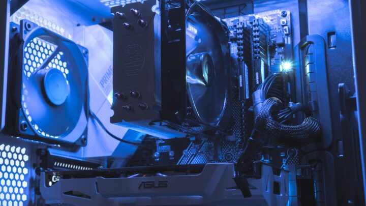 Przewodnik po systemach chłodzenia dla konsol PlayStation 5 i Xbox Series X/S: Czy warto inwestować w zewnętrzne wentylatory i stacje dokujące?