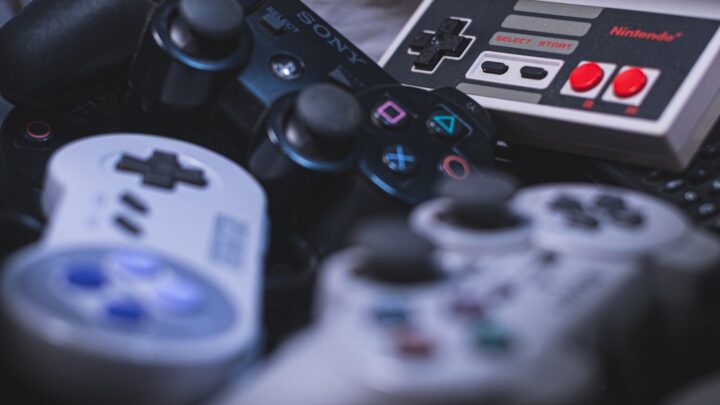 Retro konsole (NES, SNES, PSX, Dreamcast): Jak radzić sobie z blokadami regionalnymi i różnicami w systemach NTSC/PAL na oryginalnym sprzęcie?