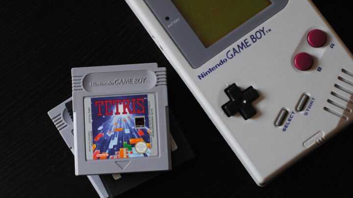 Retro Konsole (NES, SNES, PSX): Jak odzyskać usunięte lub uszkodzone zapisy gier z kartridży/kart pamięci? Poradnik przywracania i diagnostyki.