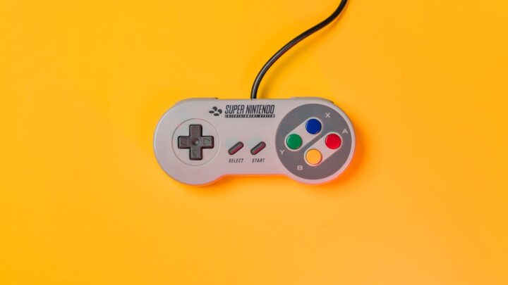 Retro Konsole (SNES, PSX, Dreamcast): Jak podłączyć i skonfigurować zewnętrzne urządzenia pamięci masowej (np. karty SD, USB) do gier?
