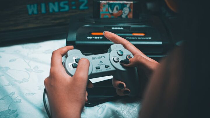 Sega Dreamcast: Przewodnik po kontrolerach i unikalnych akcesoriach (pad, wędkowanie, pistolet) – Jak podłączyć i optymalnie wykorzystać?