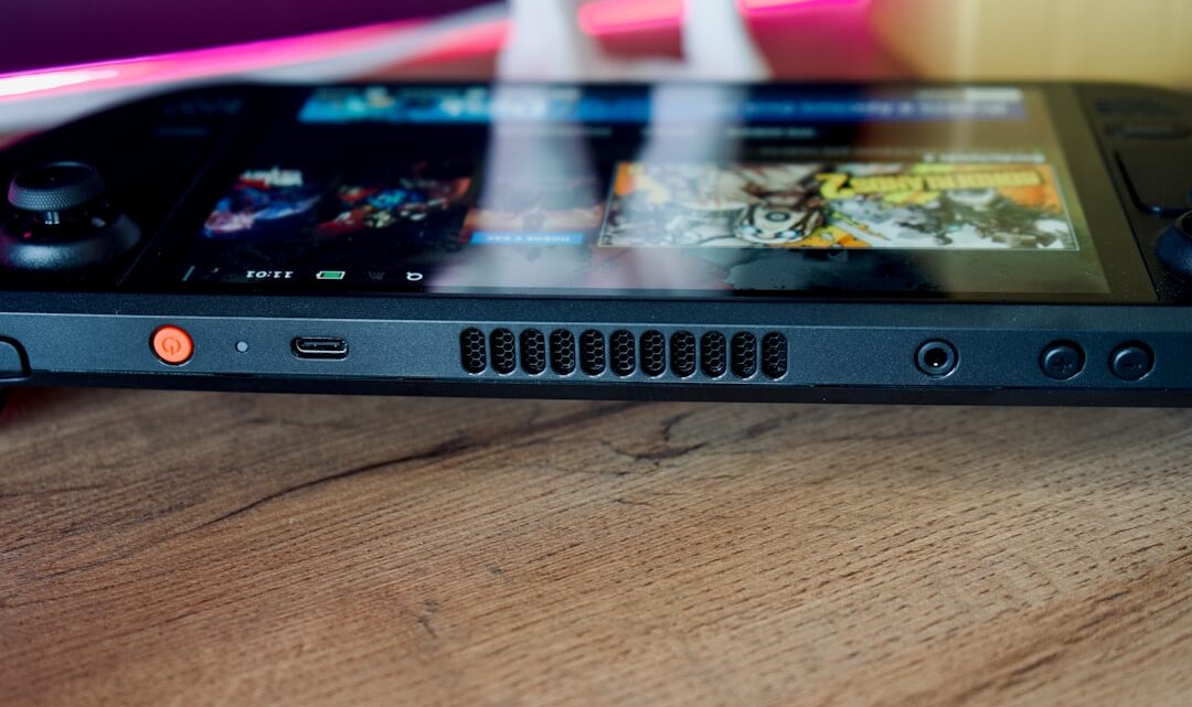 Steam Deck: Jak wybrać najlepszy powerbank i efektywnie ładować konsolę w podróży?