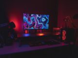 Tworzenie idealnego kącika retro-gamingowego: Od wyboru telewizora CRT/monitora, przez upscalery, po organizację konsol i kabli.