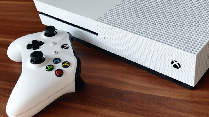 Xbox One w 2024: Jak poprawić wydajność gier i systemu – poradnik optymalizacji ustawień, pamięci i chłodzenia.