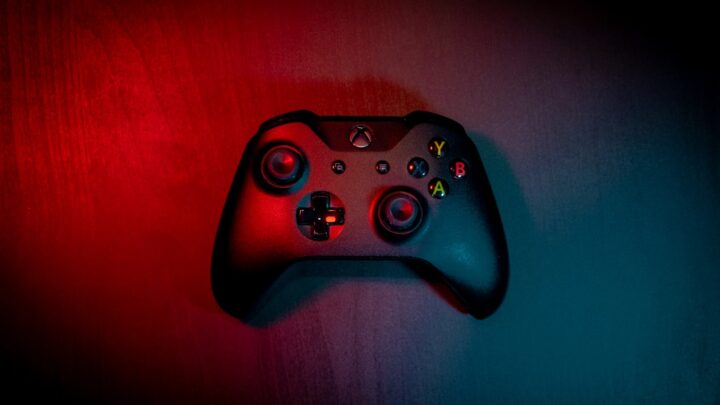 Xbox: Xbox Cloud Gaming na smartfonie/tablecie – Jak skonfigurować kontroler i zoptymalizować doświadczenie mobilnego grania?