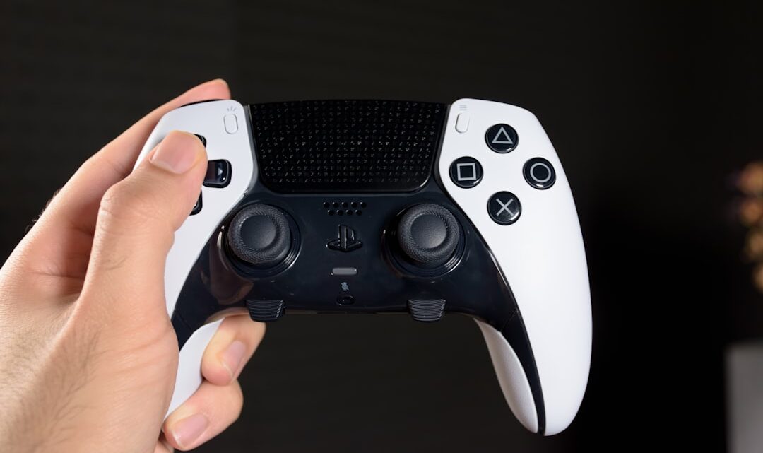 Zaawansowane funkcje programowalnych kontrolerów (DualSense Edge, Xbox Elite Series 2): Mapowanie, makra i profile dla profesjonalnych graczy.