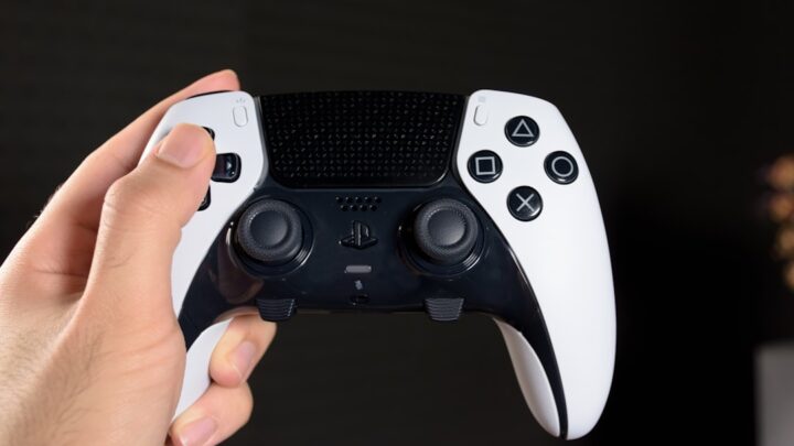 Zaawansowane funkcje programowalnych kontrolerów (DualSense Edge, Xbox Elite Series 2): Mapowanie, makra i profile dla profesjonalnych graczy.