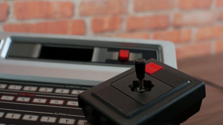 Atari 2600: Jak podłączyć i optymalnie skonfigurować kontrolery Paddle dla najlepszych wrażeń w grach tenisowych i symulacyjnych?