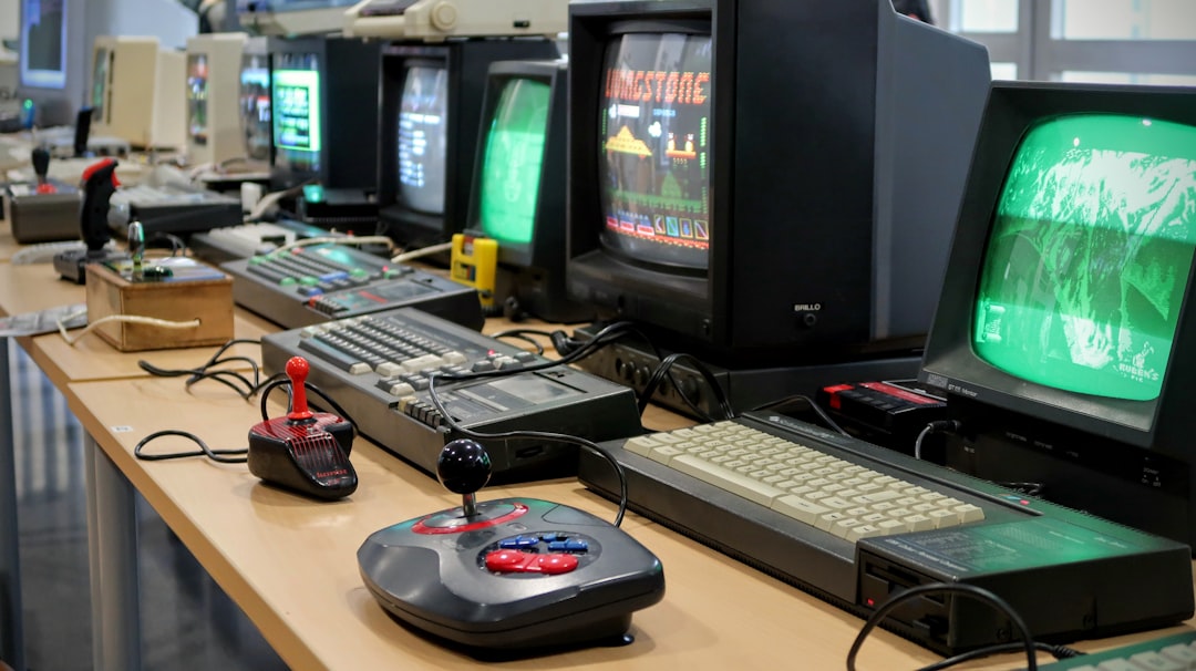 Atari: Jak modyfikować i ulepszać klasyczne kontrolery Atari (joystick, pady) dla lepszej precyzji i komfortu gry?