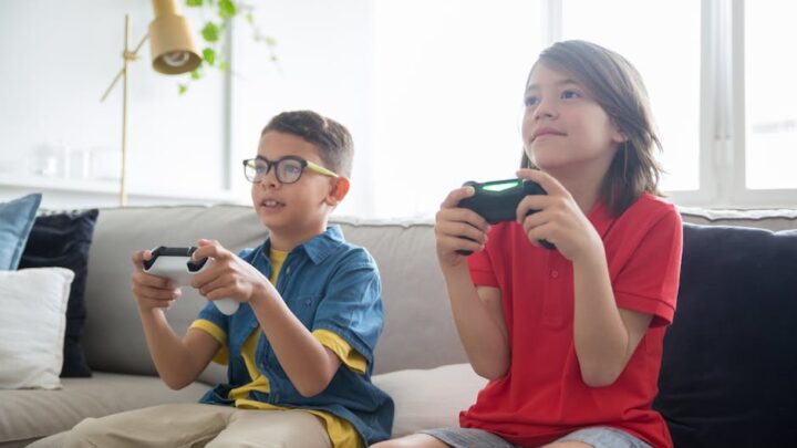 Gry edukacyjne i rozwijające dla dzieci na konsolach (PS5, Xbox, Switch): Jak wybrać i dostosować do wieku i potrzeb dziecka?