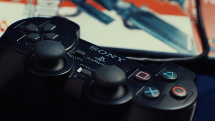 PlayStation 2: Jak odtwarzać filmy DVD i muzykę CD/MP3 na PS2 i czy warto używać konsoli jako odtwarzacza multimediów w 2024 roku?