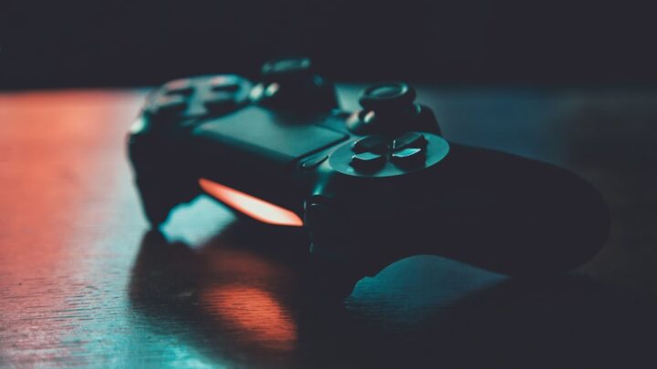 Jak przygotować konsolę PS5, Xbox Series X/S i Nintendo Switch do grania bez internetu? Poradnik pobierania gier, zarządzania licencjami i oszczędzania danych.