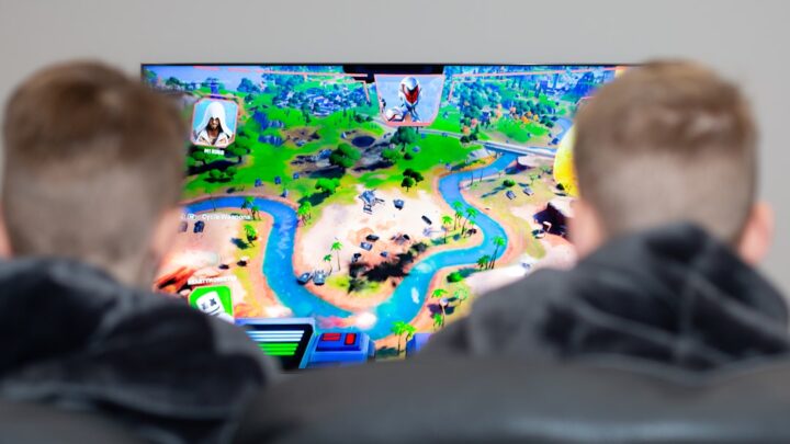 Jak wykorzystać funkcję Xbox Remote Play do grania w trybie kooperacyjnym na dwóch ekranach (konsola + urządzenie mobilne/PC)? Poradnik konfiguracji i najlepszych gier.