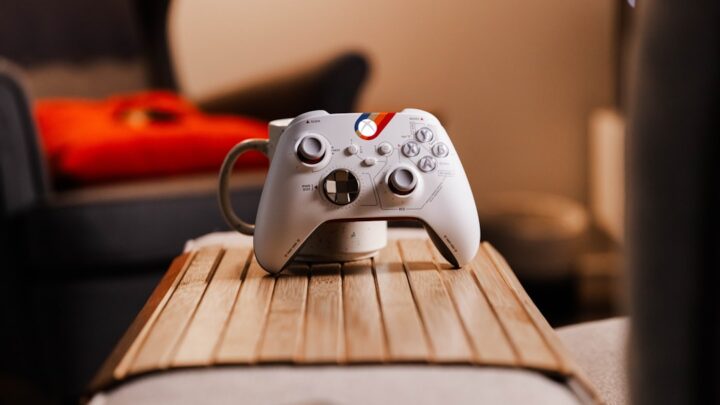 Jak wykorzystać konsolę Xbox Series X/S do zarządzania inteligentnym domem (Smart Home) lub jako centrum IoT? Integracja z asystentami głosowymi i aplikacjami.