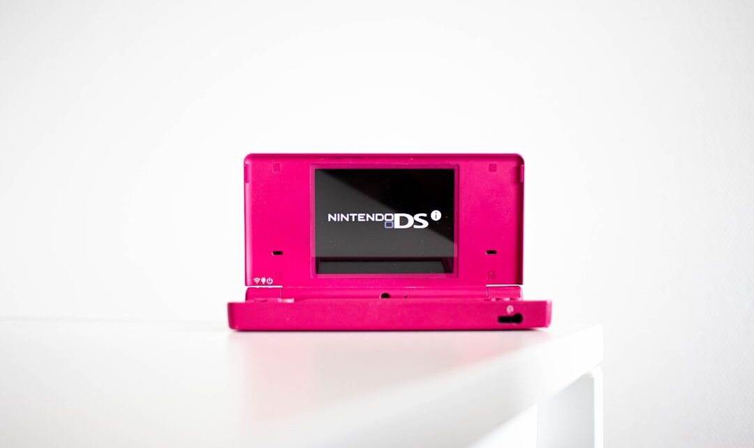 Nintendo 3DS w 2024 roku: Czy wciąż warto kupić ten handheld i jak rozszerzyć jego funkcjonalność (Homebrew, E-shop)? Przewodnik po modyfikacjach i grach.