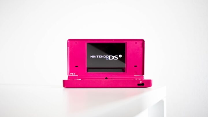 Nintendo 3DS w 2024 roku: Czy wciąż warto kupić ten handheld i jak rozszerzyć jego funkcjonalność (Homebrew, E-shop)? Przewodnik po modyfikacjach i grach.