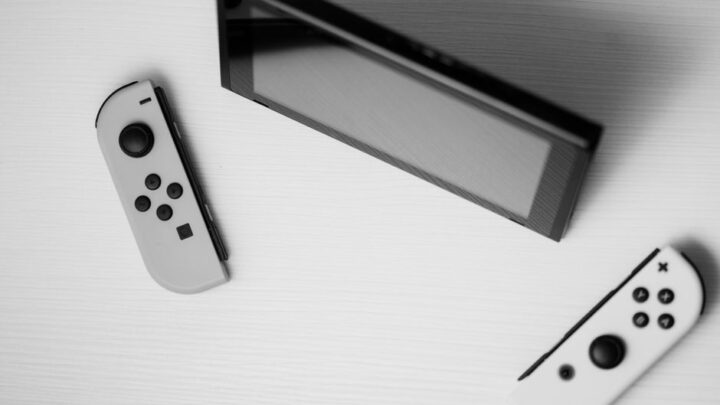 Nintendo Switch: Jak rozwiązać problemy z rozłączaniem się i parowaniem kontrolerów Joy-Con (np. zakłócenia, desynchronizacja)? Praktyczny poradnik.