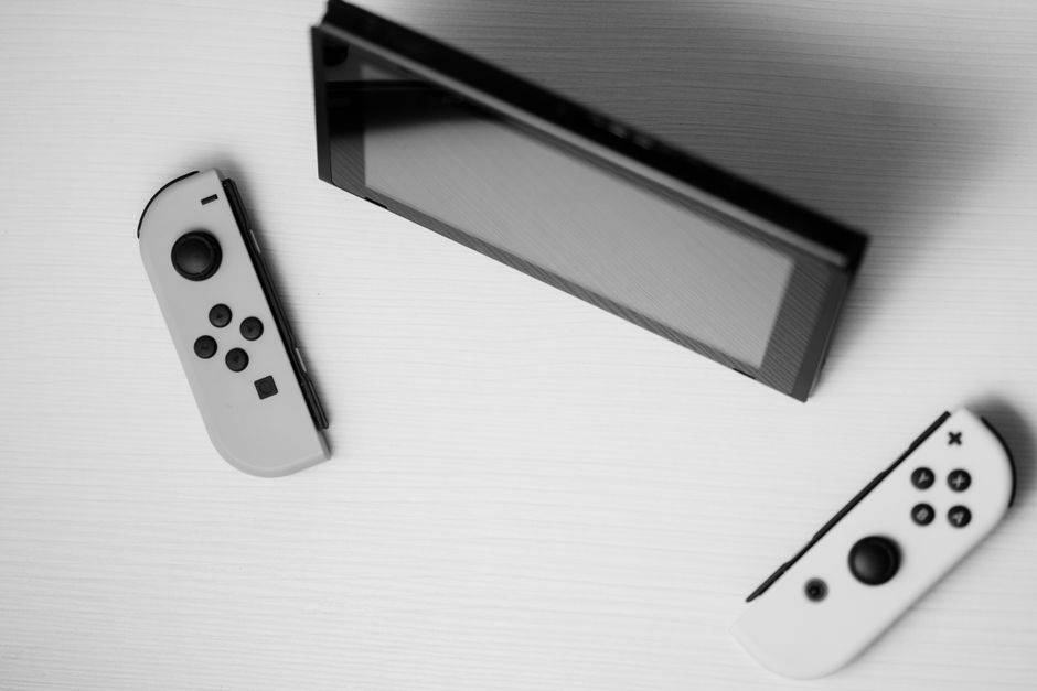 Nintendo Switch: Jak rozwiązać problemy z rozłączaniem się i parowaniem kontrolerów Joy-Con (np. zakłócenia, desynchronizacja)? Praktyczny poradnik.