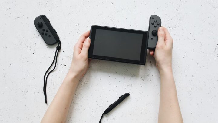 Nintendo Switch: Jakie akcesoria do gry w ruchu (np. powerbanki, uchwyty) warto rozważyć dla mobilnych graczy?