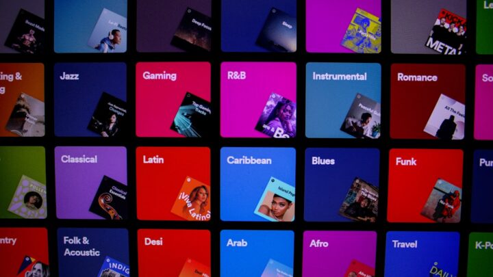PlayStation 4: Jak wykorzystać konsolę do streamingu na platformach takich jak Netflix, Disney+, YouTube i Twitch? Kompletny przewodnik po aplikacjach i optymalizacji jakości.