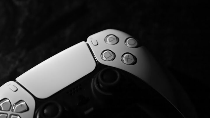 PlayStation 5 i Xbox Series X/S: Przewodnik po optymalizacji trybu „Cichej Pracy” i niwelowaniu szumów konsoli
